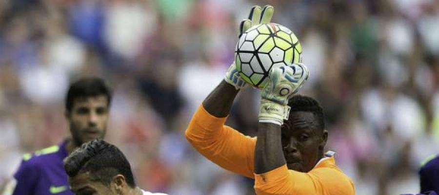 Kameni atrapa un balón ante Cristiano Kameni atrapa un balón ante Cristiano