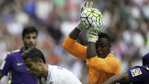 Kameni atrapa un balón ante Cristiano Kameni atrapa un balón ante Cristiano