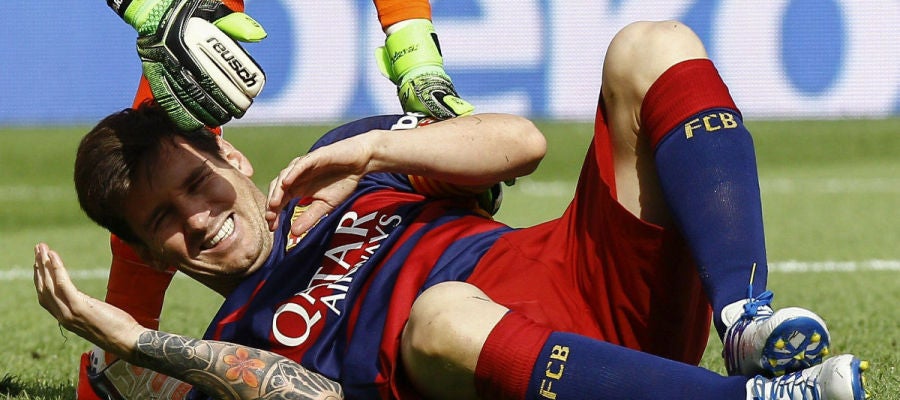 Messi se duele tra su encontronazo con Bigas Messi se duele tra su encontronazo con Bigas