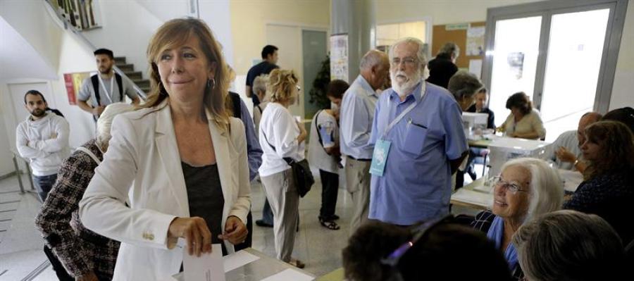 La presidenta del PPC, Alicia Sánchez Camacho, en el momento de depositar su voto La presidenta del PPC, Alicia Sánchez Camacho, en el momento de depositar su voto