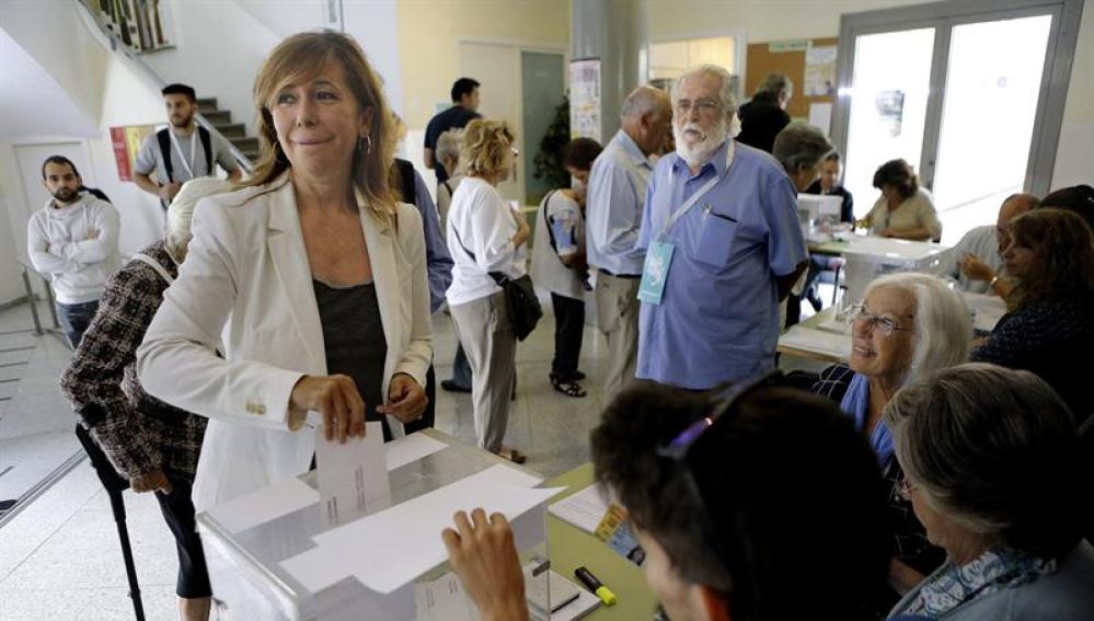 La presidenta del PPC, Alicia Sánchez Camacho, en el momento de depositar su voto