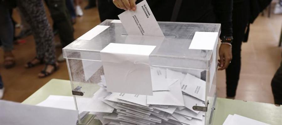 Una urna electoral Una urna electoral