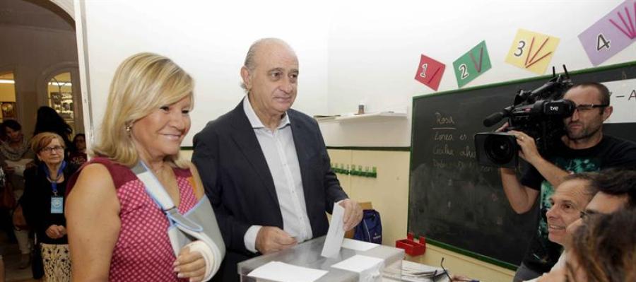 El ministro del Interior, Jorge Fernández Díaz (2i), junto a su esposa Asunción Carcoba ejerce su derecho a voto El ministro del Interior, Jorge Fernández Díaz (2i), junto a su esposa Asunción Carcoba ejerce su derecho a voto