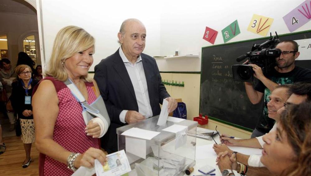 El ministro del Interior, Jorge Fernández Díaz (2i), junto a su esposa Asunción Carcoba , ejerce su derecho a voto 