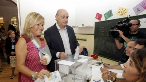 El ministro del Interior, Jorge Fern&aacute;ndez D&iacute;az (2i), junto a su esposa Asunci&oacute;n Carcoba ejerce su derecho a voto 