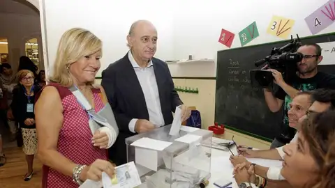 El ministro del Interior, Jorge Fernández Díaz (2i), junto a su esposa Asunción Carcoba , ejerce su derecho a voto El ministro del Interior, Jorge Fernández Díaz (2i), junto a su esposa Asunción Carcoba ejerce su derecho a voto