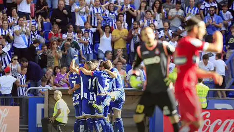 Los jugadores de Deportivo celebran uno de los goles Los jugadores de Deportivo celebran uno de los goles