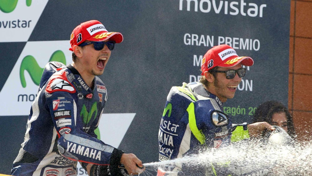 Lorenoz celebra su triunfo junto a Rossi