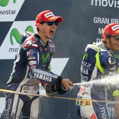 Lorenoz celebra su triunfo junto a Rossi Lorenoz celebra su triunfo junto a Rossi