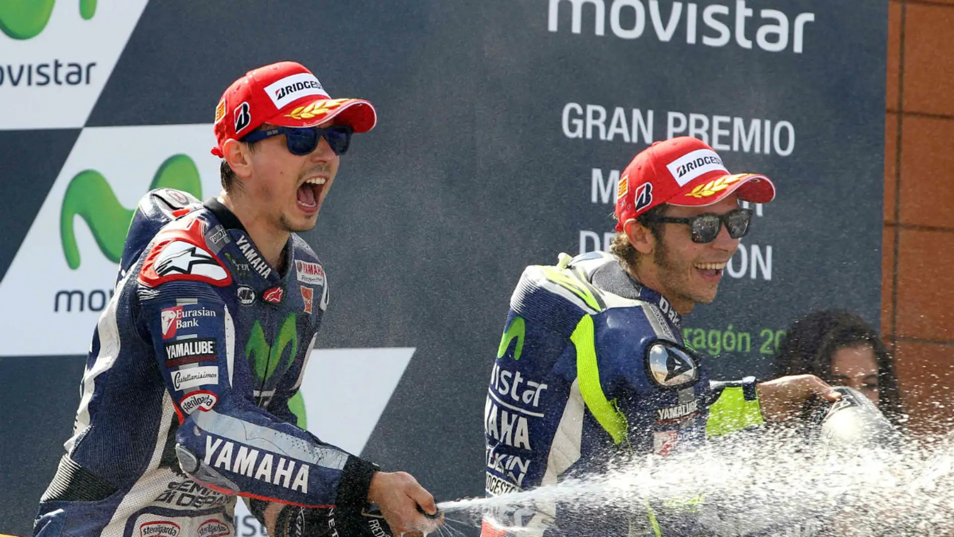 Lorenoz celebra su triunfo junto a Rossi