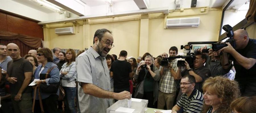 El candidato de la CUP a la presidencia de la Generalitat en las elecciones al Parlament, Antonio Baños, vota El candidato de la CUP a la presidencia de la Generalitat en las elecciones al Parlament, Antonio Baños, vota