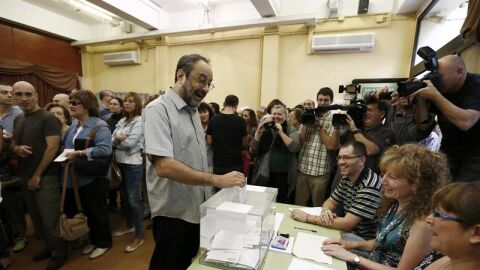 El candidato de la CUP a la presidencia de la Generalitat en las elecciones al Parlament, Antonio Ba&ntilde;os, vota