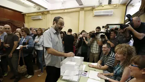 El candidato de la CUP a la presidencia de la Generalitat en las elecciones al Parlament, Antonio Baños, vota El candidato de la CUP a la presidencia de la Generalitat en las elecciones al Parlament, Antonio Baños, vota