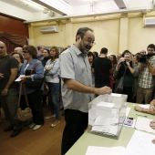 El candidato de la CUP a la presidencia de la Generalitat en las elecciones al Parlament, Antonio Baños, vota