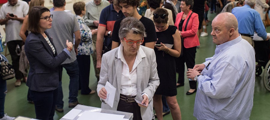 Una ciudadana catalana deposita su voto Una ciudadana catalana deposita su voto
