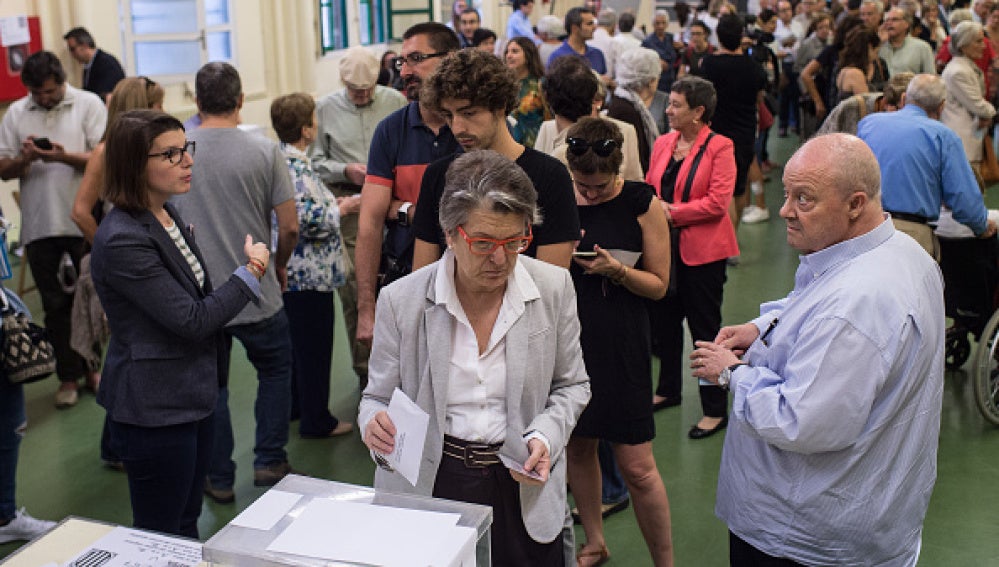 Una ciudadana catalana deposita su voto