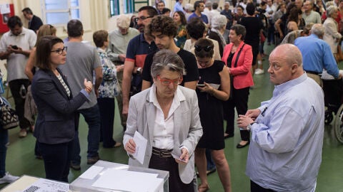 Una ciudadana catalana deposita su voto
