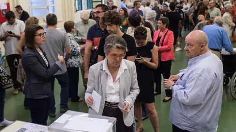 Una ciudadana catalana deposita su voto Una ciudadana catalana deposita su voto