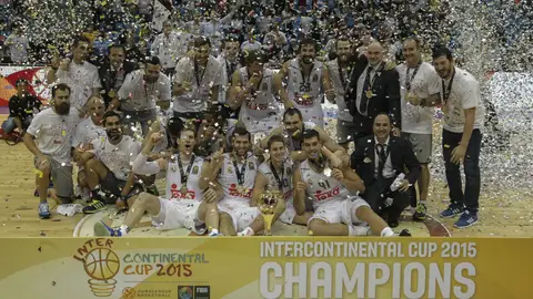 Los jugadores del Real Madrid con la Copa Intercontinental Los jugadores del Real Madrid con la Copa Intercontinental