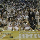 Los jugadores del Real Madrid con la Copa Intercontinental Los jugadores del Real Madrid con la Copa Intercontinental