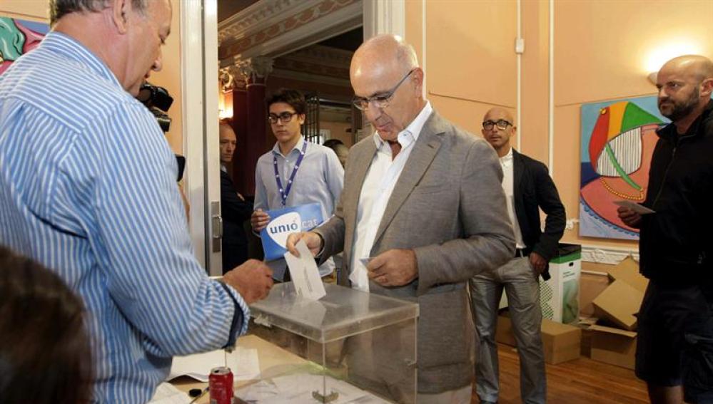  El líder de UDC, Josep Antoni Duran Lleida, deposita su voto para las elecciones catalanas del 27S 