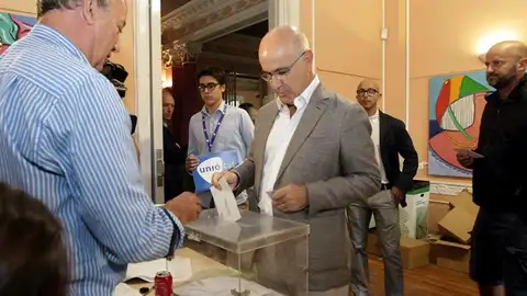 El líder de UDC, Josep Antoni Duran Lleida, deposita su voto para las elecciones catalanas del 27S El líder de UDC, Josep Antoni Duran Lleida, deposita su voto para las elecciones catalanas del 27S
