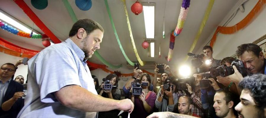El presidente de ERC y candidato de Junts pel Sí, Oriol Junqueras, deposita su voto El presidente de ERC y candidato de Junts pel Sí, Oriol Junqueras, deposita su voto