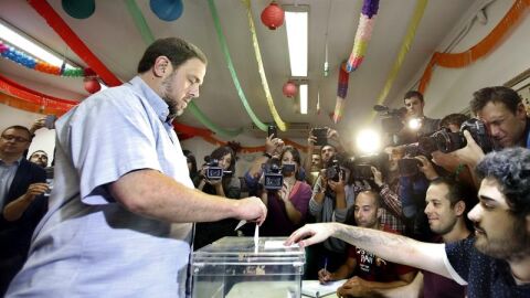 El presidente de ERC y candidato de Junts pel S&iacute;, Oriol Junqueras, deposita su voto