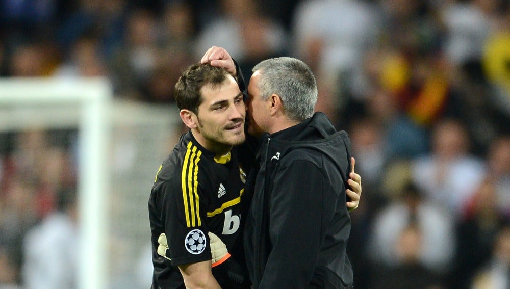 Mou e Iker Casillas durante un partido