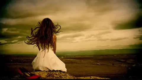 Una mujer contempla sola el horizonte. Una mujer contempla sola el horizonte.