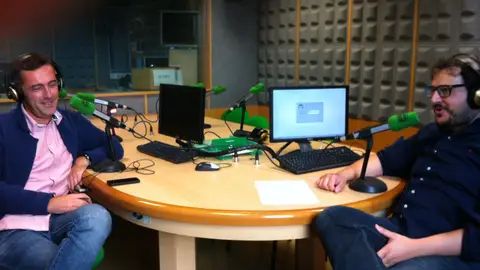 El Desconocido Parte del equipo de "El Desconocido" en los estudios centrales de Onda Cero A Coruña