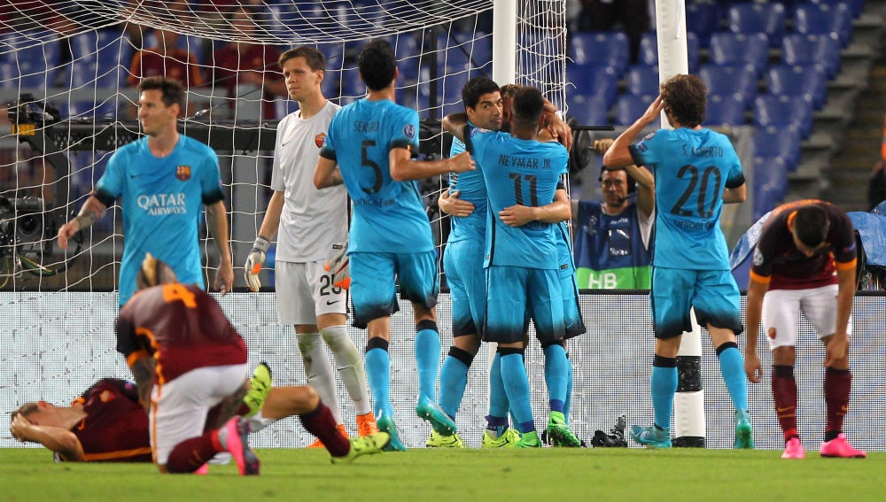 Los jugadores del Barcelona celebran el gol marcado en el campo de la Roma