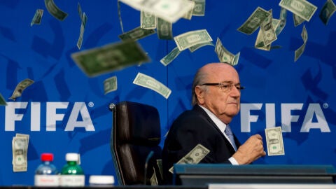 Joseph Blatter, rodeado de billetes