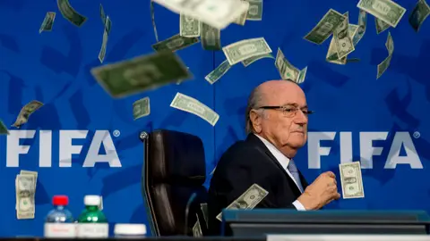 Joseph Blatter, rodeado de billetes Joseph Blatter, rodeado de billetes