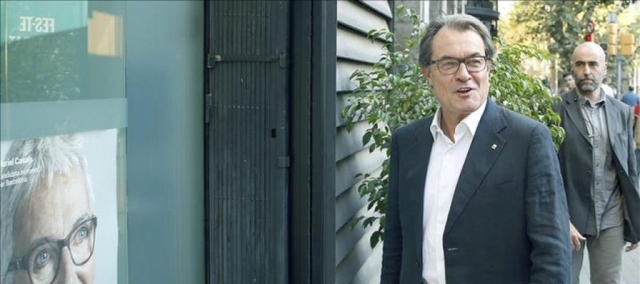 Mas llega solo a la sede de CDC tras la victoria de Junts pel Sí Mas llega solo a la sede de CDC tras la victoria de Junts pel Sí