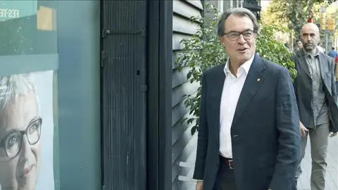 Mas llega solo a la sede de CDC tras la victoria de Junts pel Sí Mas llega solo a la sede de CDC tras la victoria de Junts pel Sí