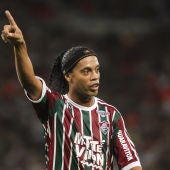 Ronaldinho durante un partido con el Fluminense