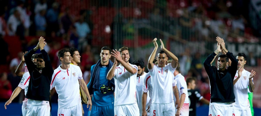 Los jugadores del Sevilla celebran su victoria contra el Borussia Los jugadores del Sevilla celebran su victoria contra el Borussia