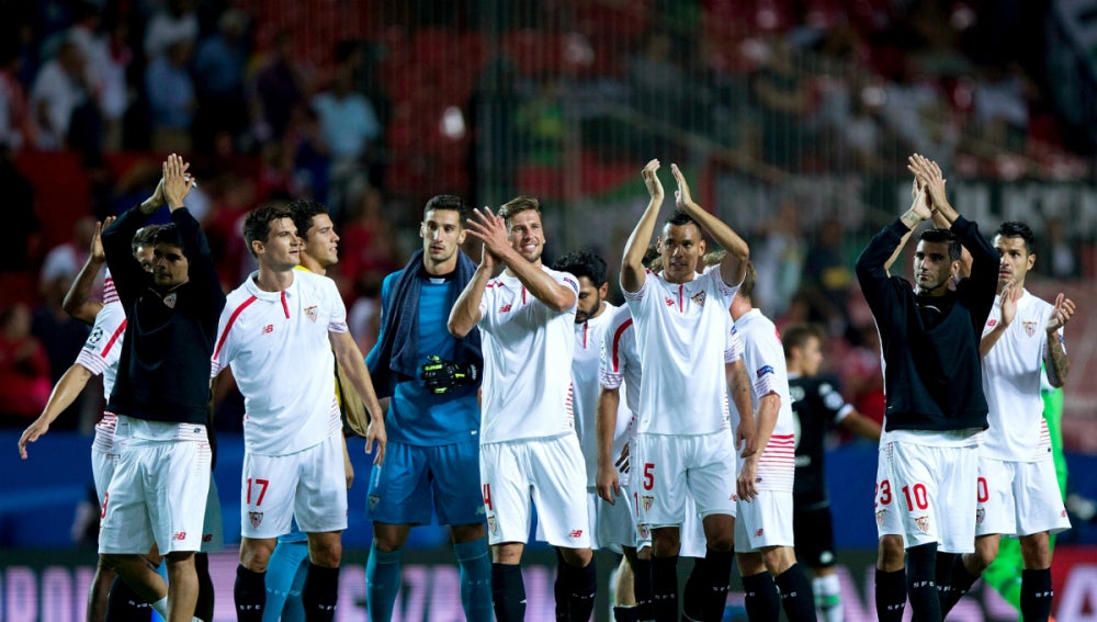 Los jugadores del Sevilla celebran su victoria contra el Borussia