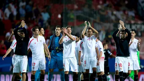 Los jugadores del Sevilla celebran su victoria contra el Borussia Los jugadores del Sevilla celebran su victoria contra el Borussia