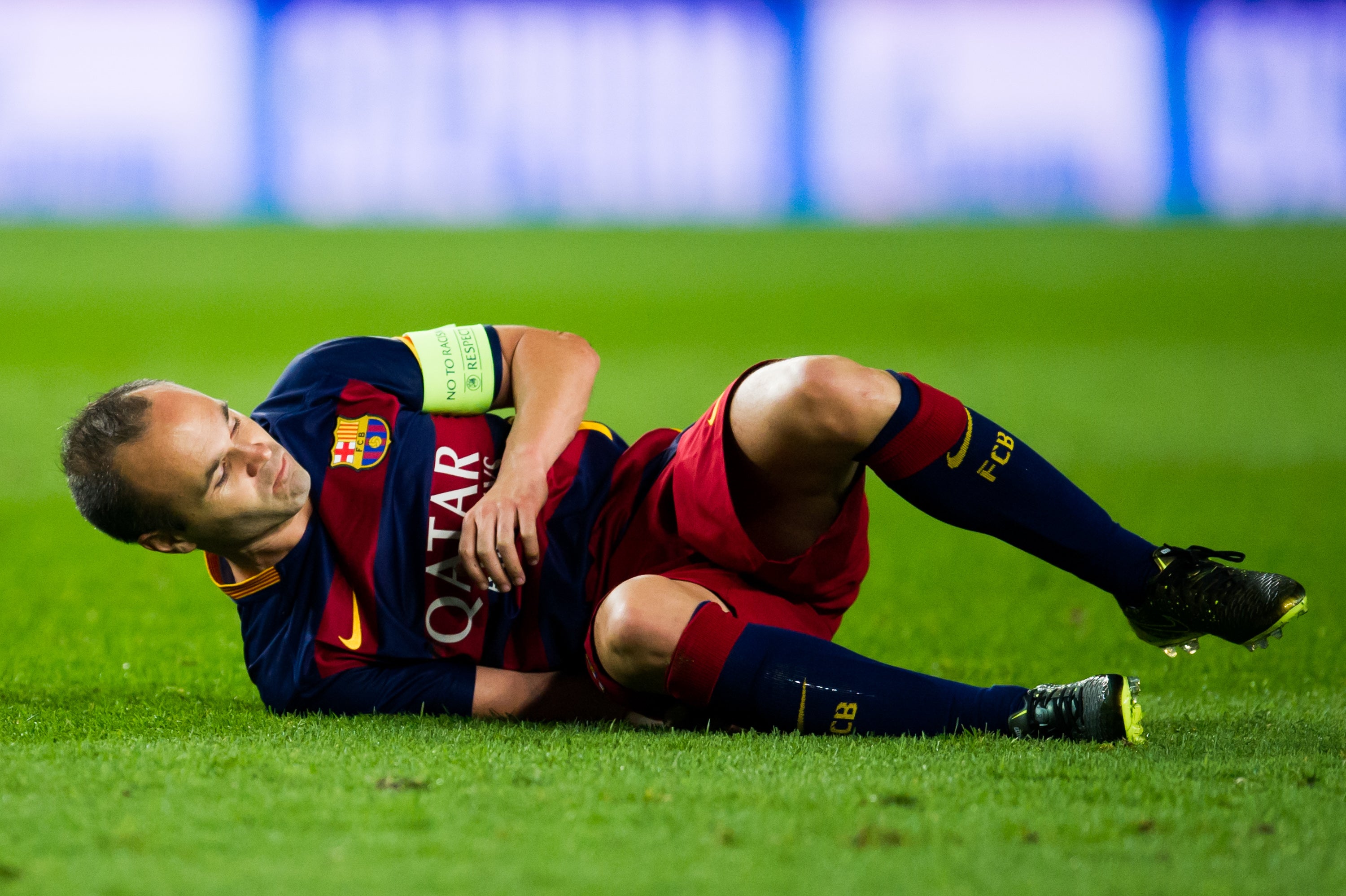Iniesta sufre una lesión en el bíceps femoral y puede estar un mes de baja Iniesta sufre una lesión en el bíceps femoral y puede estar un mes de baja