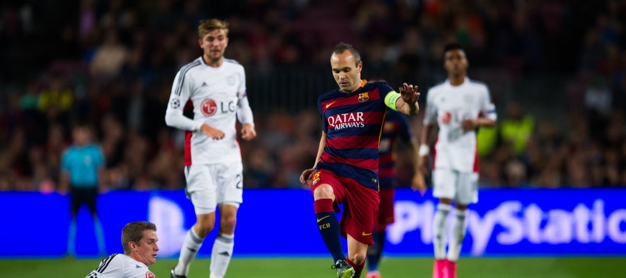 Andrés Iniesta recibe una falta Andrés Iniesta recibe una falta