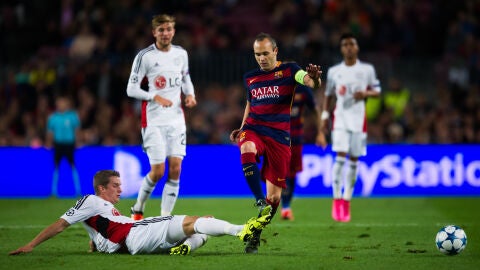 Andr&eacute;s Iniesta recibe una falta