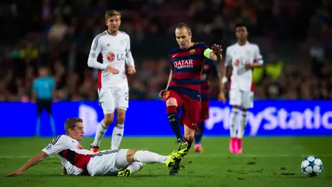 Andrés Iniesta recibe una falta Andrés Iniesta recibe una falta