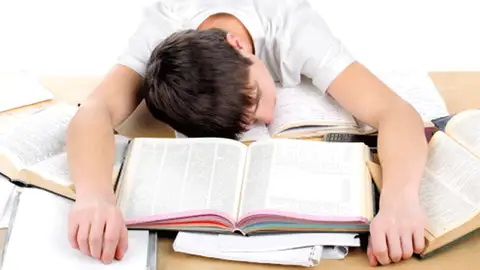Niño durmiendo sobre un pupitre Niño durmiendo sobre un pupitre
