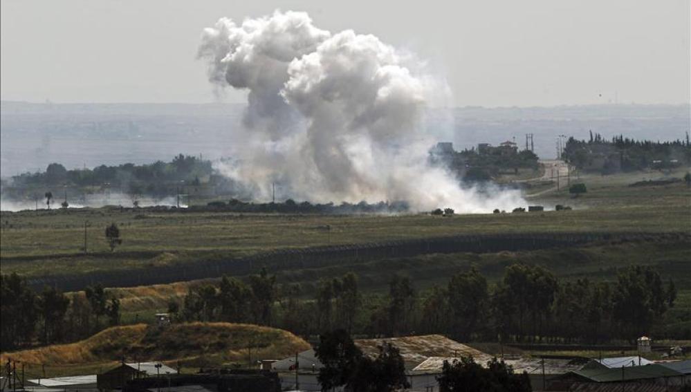 Vista general del humo ocasionado por un bombardeo sirio sobre el pueblo de Qahtaniya en 2014. 