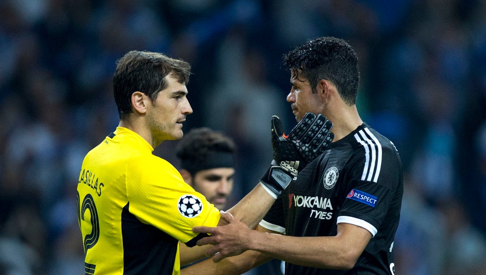 Casillas saluda a Diego Costa al finalizar el Oporto-Chelsea