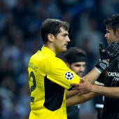 Casillas saluda a Diego Costa al finalizar el Oporto-Chelsea