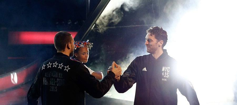 Marc Gasol saluda a Pau Gasol antes del All Star de Nueva York Marc Gasol saluda a Pau Gasol antes del All Star de Nueva York