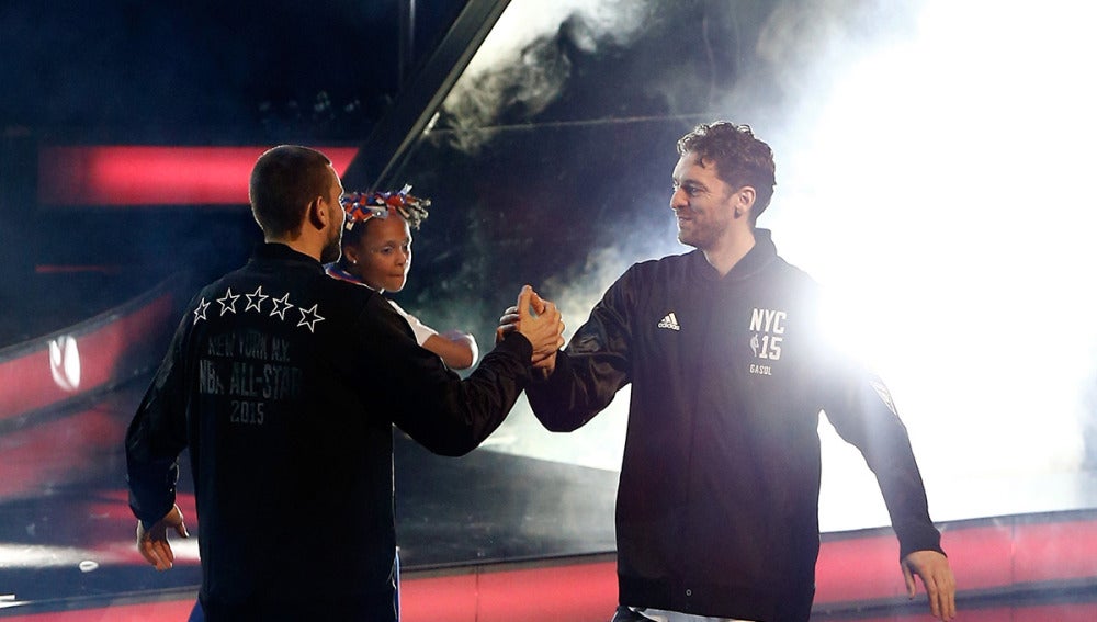 Marc Gasol saluda a Pau Gasol antes del All Star de Nueva York